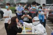 Un sanitari realitzava test de coronavirus a la població de Wuhan el mes de maig passat.