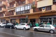 Un centenar de persones s'han mobilitzat a la porta de l'habitatge.