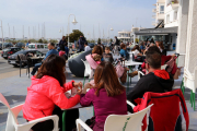 Persones consumint en una terrassa d'un bar de la zona marítima de l'Ampolla aquesta Setmana Santa.