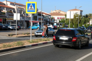 Un paso de peatones de la C-31, con una pareja cruzando entre el paso de los coches.