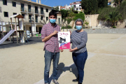 Jordi Molinera y Natalia Sanz con el cartel de la ruta.