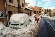 Els Bombers netejant l'accés al consultori mèdic aquest dimarts a Horta de Sant Joan.