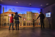 Una familia visitant el Gaudí Centre.