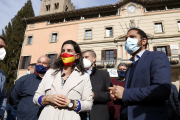 Imagen de archivo del candidato de Vox a la Generalitat, Ignacio Garriga, y la presidenta del partido en Madrid, Rocío Monasterio.