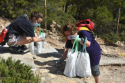 Dos voluntarias recogiendo basura en Torredembarra