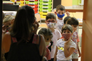 Un grup d'alumnes sortint de la seva classe amb les mascaretes posades a l'Escola Catalònia de Barcelona.