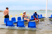 Tres bañistas utilizando la nueva área para personas con movilidad reducida.