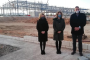 Meritxell Roigé, Ángels Chacón y Xavier Royo en una visita a las obras de la planta de Florette en Campredó.