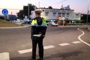 Una agent dels Mossos observant els controls que fan altres patrulles en el sentit nord de la intersecció de l'N-340 a les Cases d'Alcanar.