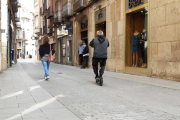 Un hombre circulando con un patinete eléctrico.