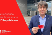 Imatge d'arxiu de Carles Puigdemont amb el carnet de la república catalana.