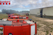 Los Bomberos trabajando en el incendio.