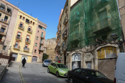 Una xarxa cobreix l'edifici del número 21 de la Baixada de la Peixateria, tapiat des de fa anys.