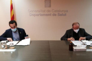 El secretari general de Salut, Marc Ramentol, i el president en funcions de PIMEC, Josep González, signant el conveni.