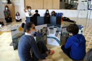 Alumnes participant al taller de poesia de la Fundació Miquel Martí i Pol de Roda Ter.