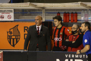 Jordi Garcia, entrenador del Reus Deportiu, a la banqueta en una imatge d'arxiu.