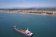 La draga agafarà els sediments de la zona autoritzada i els transportarà fins a la canonada instal·lada davant de la costa.