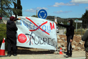 Pancarta que s'ha penjat a la tanca de les obres de Naturgy a la rotonda de Gandesa que es modifica per fer passar grans aerogeneradors.