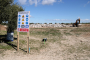 Una máquina parada en la zona donde se está construyendo el parque eólico Els Barrancs, en Vilalba dels Arcs (Terra Alta).