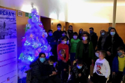 Los niños y jóvenes de la entidad han hecho varias manualidades para decorar el árbol.