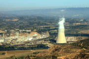 Imatge d'arxiu de la central nuclear d'Ascó amb la xemeneia a la dreta i els reactors a l'esquerra.