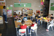 Els nens de P4 asseguts a classe, a l'escola Cor de Roure de Santa Coloma de Queralt.