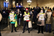 Un centenar de persones es manifesten a la plaça Sant Jaume contra l'entrada de Vox al Parlament.