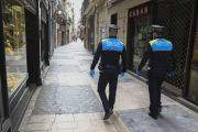 Una pareja de la Guardia Urbana patrullando por el centro.