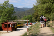 Un grup d'excursionistes caminant per la Vall del riu Glorieta a Alcover, en una imatge d'arxiu.