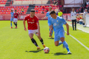 Carlos Albarrán persegueix a un rival durant el Nàstic-Ibiza disputat aquest passat diumenge a Tarragona.