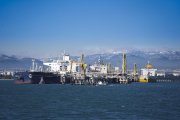 Imatge de diversos vaixells atracats al pantalà de Repsol al port de Tarragona.