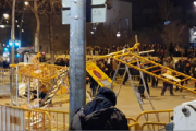 Els manifestants davant la Subdelegació de l'Estat a Girona.