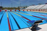 La piscina fa de 50 metres de llarg i té deu carrils.