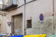 Dos dels contenidors nous, a la plaça de Sant Francesc.