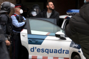 Moment en què els Mossos d'Esquadra s'emporten detingut el raper Pablo Hasel.