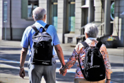 Una pareja de personas mayores paseante.