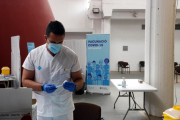 Un infermer preparant la vacuna contra el coronavirus.