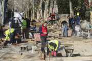 Algunos trabajadores dando forma al paseo, a principios de la semana pasada.