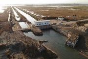 Pla aeri de l'estat actual de l'estació de bombament de pal, al delta de l'Ebre, després de les obres de reforç.