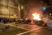 Una barricada amb contenidors d'escombraries en flames al carrer Aragó.