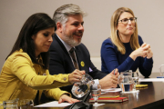 Marta Vilalta (ERC), Albert Batet i Elsa Artadi (JxCat), a Palau abans de reunir-se amb els partits i entitats independentistes.