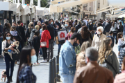 La zona del Port de Cambrils registraba ayer una gran afluencia de gente paseando y consumiendo.