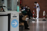 Una enfermera atendiendo pacientes a la CABEZA|CABO|JEFE de Montblanc, con carteles indicando las pruebas PCR.