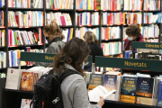 Pla conjunt de diverses persones mirant llibres en una llibreria.