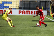 Un jugador del Nàstic intentant superar el defensor del Villarreal B.