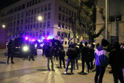 Manifestants davant agents i furgonetes dels Mossos d'Esquadra que custodien el Palau de Justícia de Tarragona.