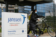Una mujer en su bicicleta en la filial de Johnson&Johnson, Janssen, en Leiden.