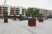 A la plaça de la Cultura de la Pau s'han col·locat recentment torretes per evitar els partits de futbol.