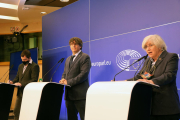 Els eurodiputats de JxCat Carles Puigdemont, Toni Comín i Clara Ponsatí durant la roda de premsa a l'Eurocambra.