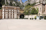 Plano general de la plaza del monasterio de Montserrat, sin visitantes.